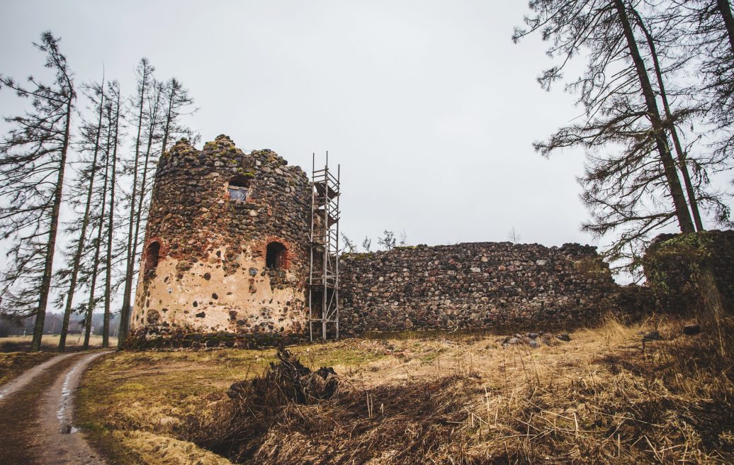 Ērģemes viduslaiku pils Ziemeļu tornis no sāna skata ar stalažām