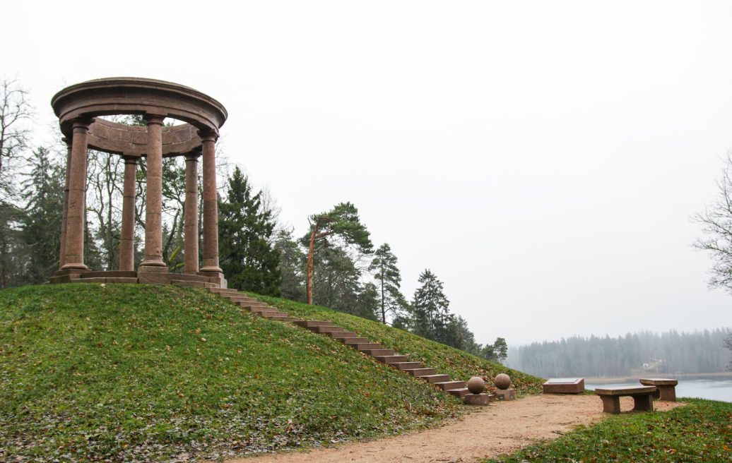 The pavilion is a rotunda in the Tempļakalnas park in Alūksne, where you can also see stairs and seats