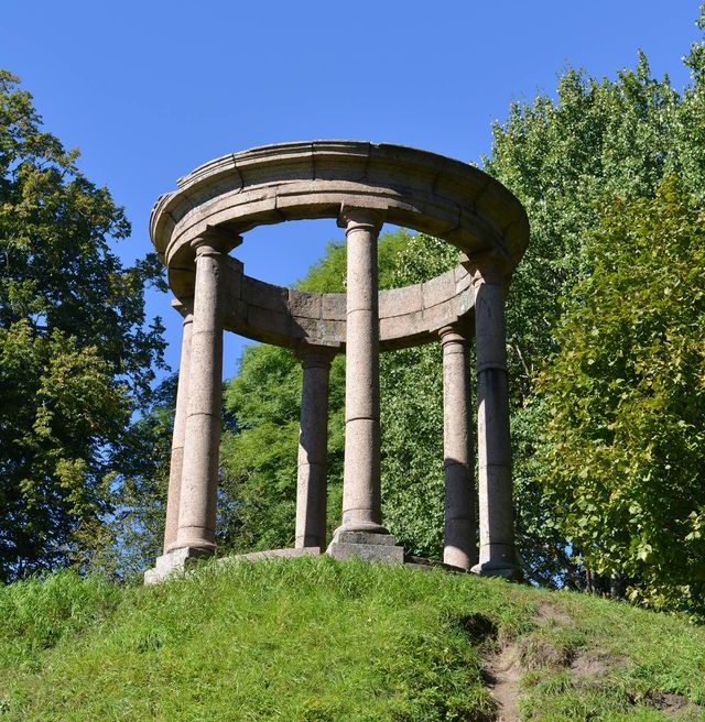 Paviljons – rotonda Tempļakalna parkā Alūksnē vasaras dienā