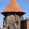 Ērģemes viduslaiku pils Ziemeļu tornis ar torņa smaili brūni-oranžā krāsā