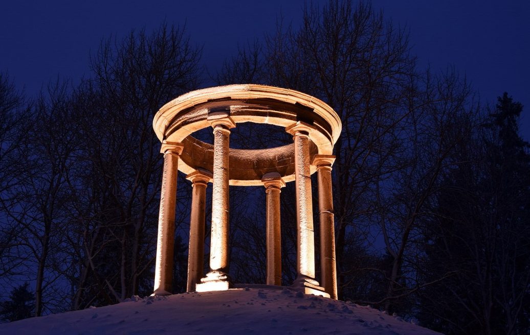 Izgaismots Paviljons – Rotonda ziemās tumšajā laikā