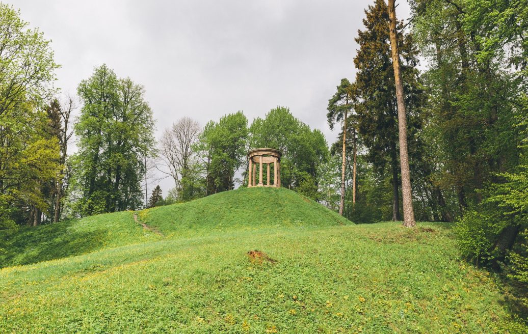 Paviljons – rotonda Tempļakalna parkā Alūksnē, ainavā koki un zāliens vasarā