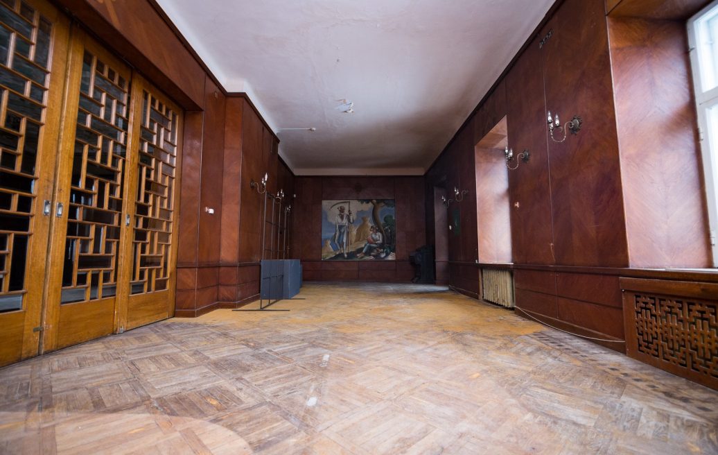 Siguldas Jaunās pils 2 telpa ar gleznu pie sienas