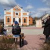 Sabiles Makslas Kulturas Un Turisma Centra apmeklētāja demonstrē savu veikumu