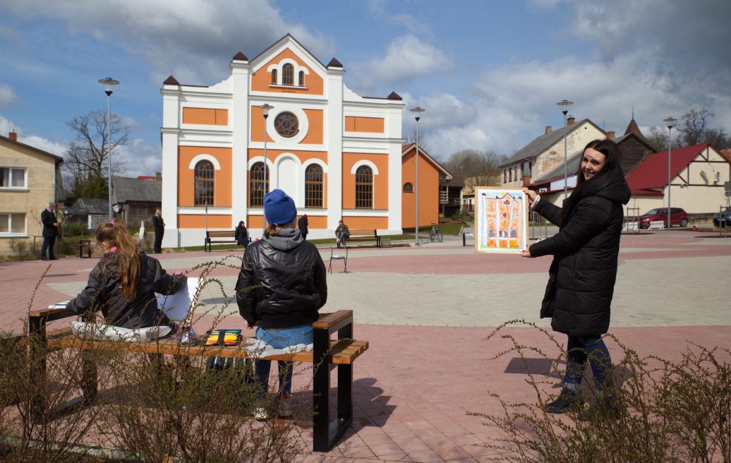 Sabiles Makslas Kulturas Un Turisma Centra apmeklētāja demonstrē savu veikumu