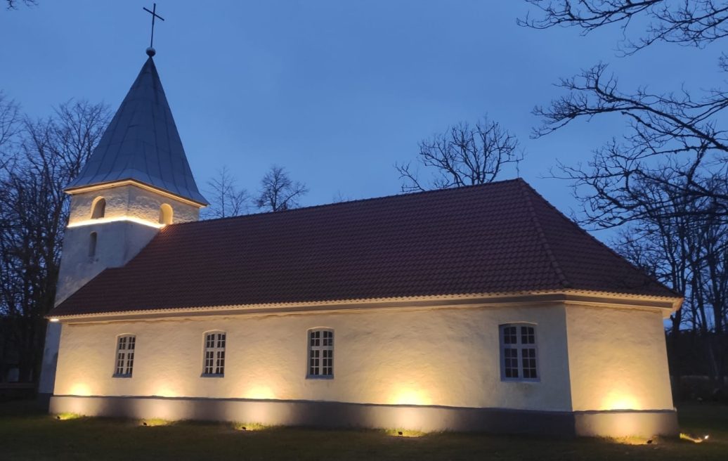 Jūrkalnes Sv.Jāzepa Romas katoļu baznīca ar apgaismojumu naktī