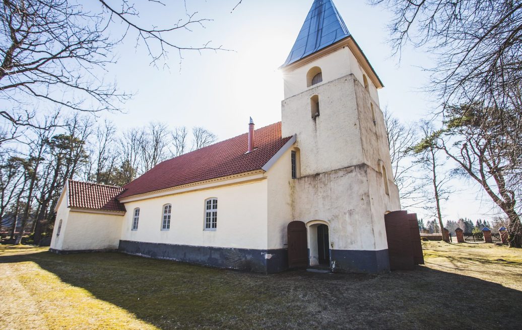 Jūrkalnes Sv.Jāzepa Romas katoļu baznīca ainavā