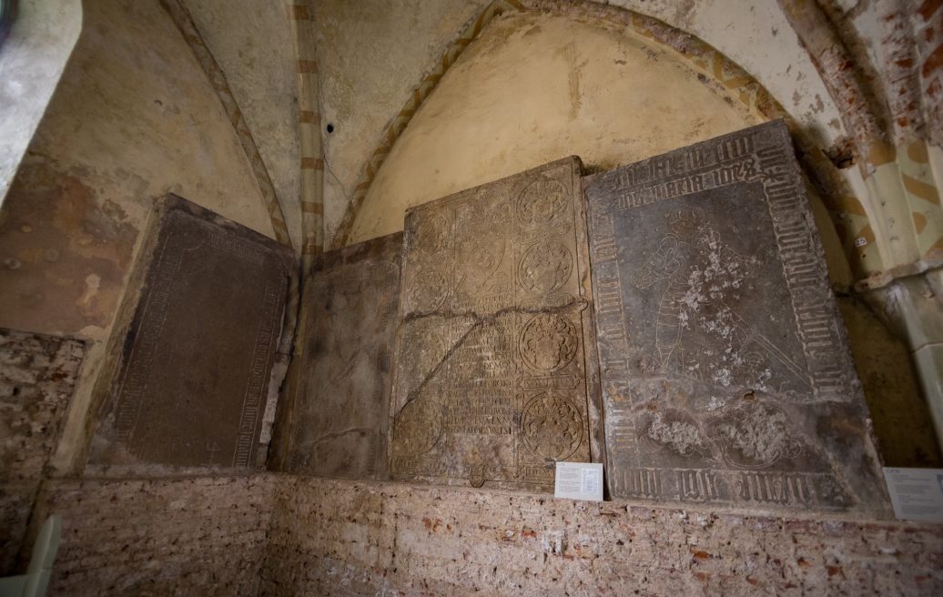 Cēsu Sv. Jāņa baznīcas četri apskates objekti ar vēsturiskiem sienas rakstiem