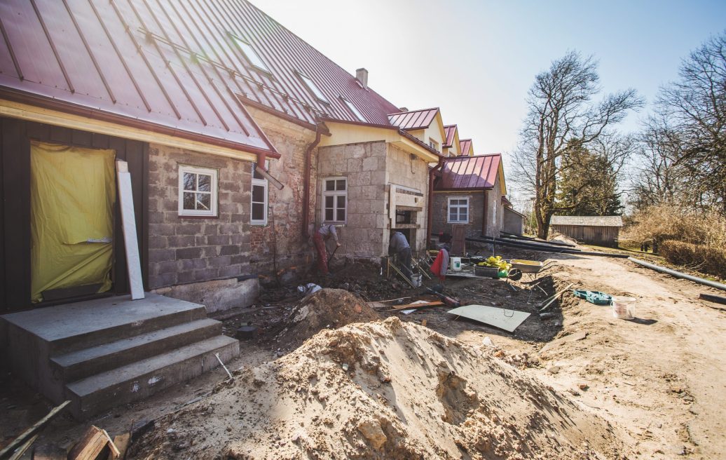 The Vērgale manor complex during construction works with the construction crew in action