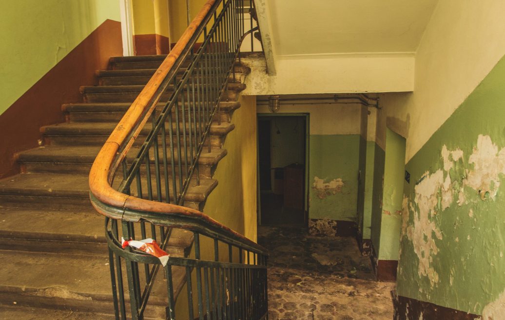 Bijusī sanatorija “Ogre” kāpņu telpa pirms atjaunošanas