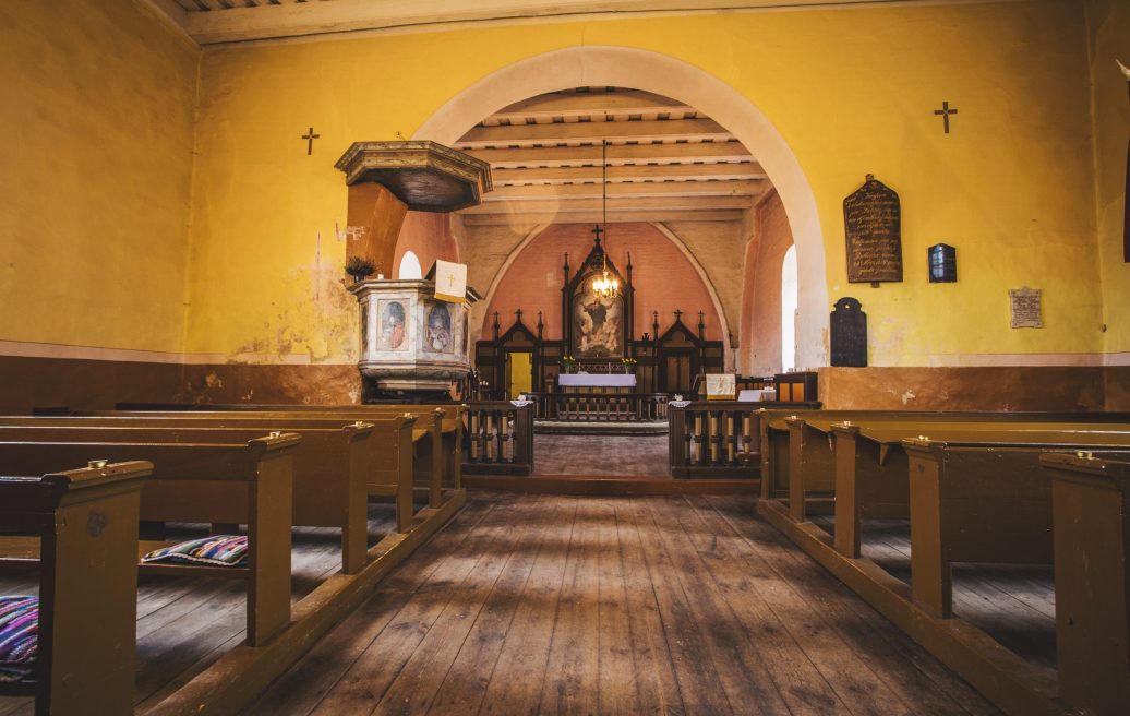 Rubenes evaņģēliski luteriskā baznīca pirms restaurācijas ar redzamu altāru un apmeklētāju sēdvietām