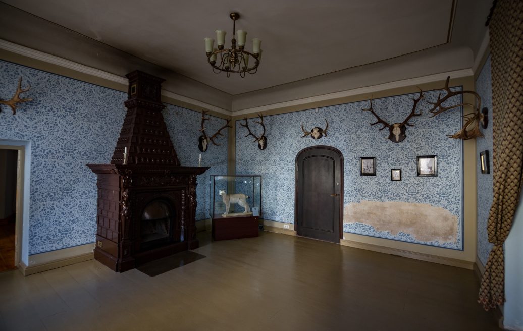 Krustpils pils eksponātu telpa, kurā redzami dzivnieku ragi, kuri piestiprināti pie sienas