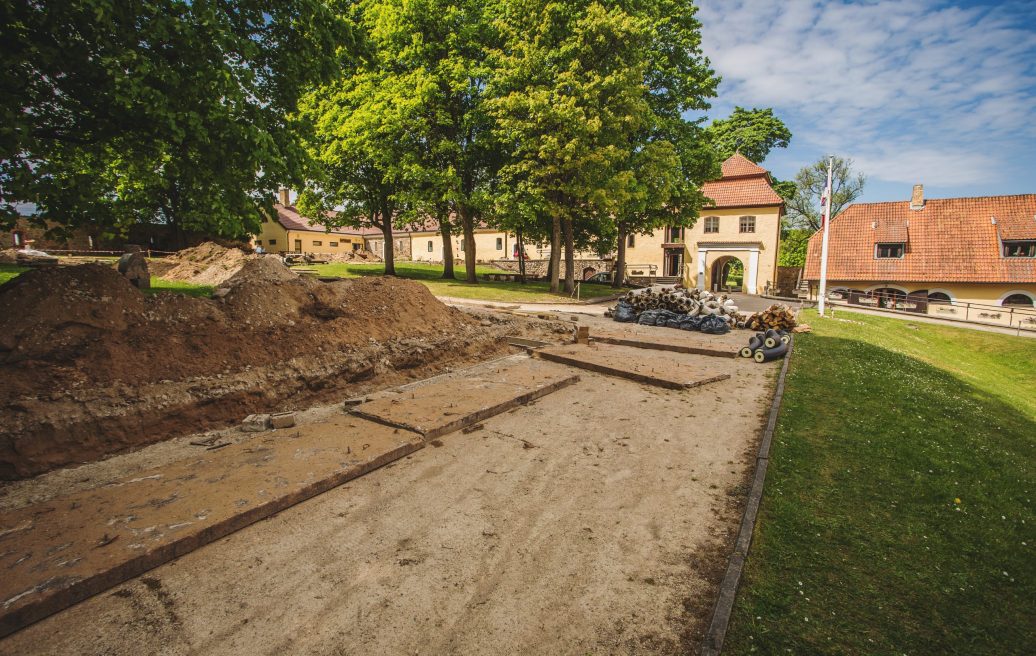 The Šlokenbeka Manor Ensemble is renovating the road
