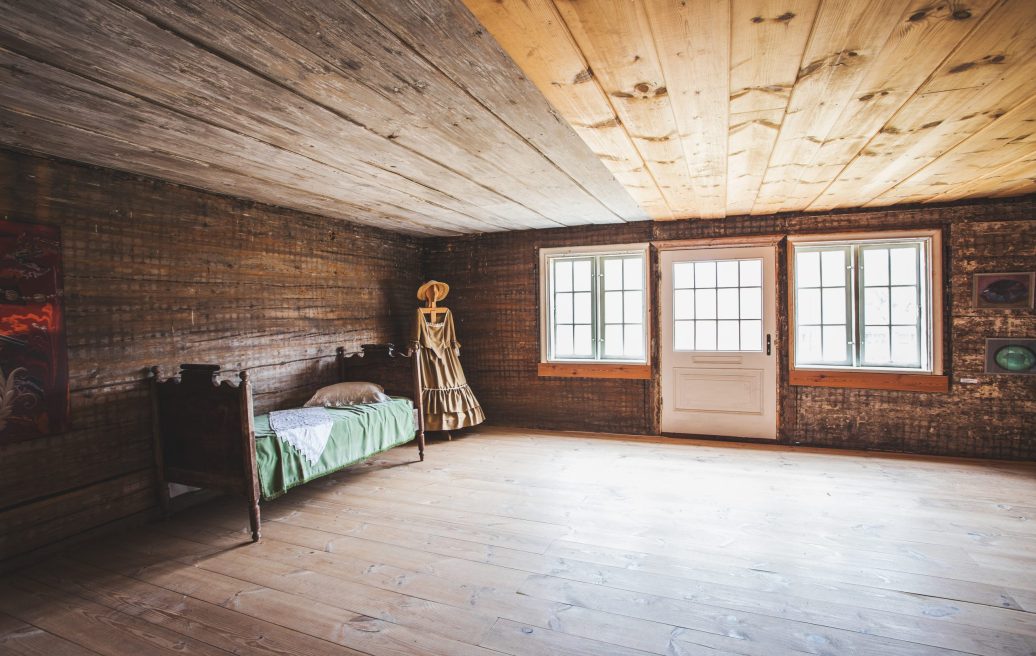 Ungurmuiža resting room with one bed and an old-fashioned clothes hanger