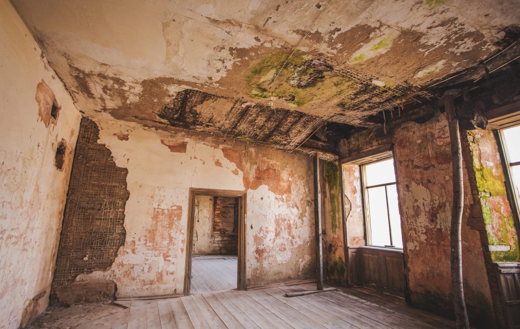 The room of the Firks-Pedvāle manor building before the restoration