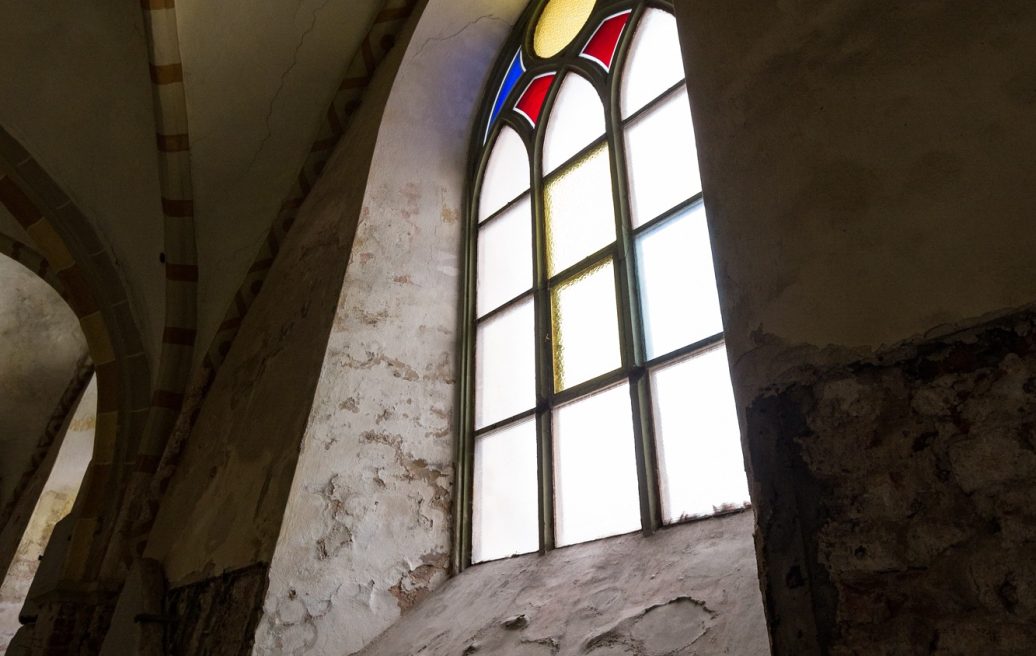 Cēsu Sv. Jāņa baznīcas loga vitrāža pietuvinājumā