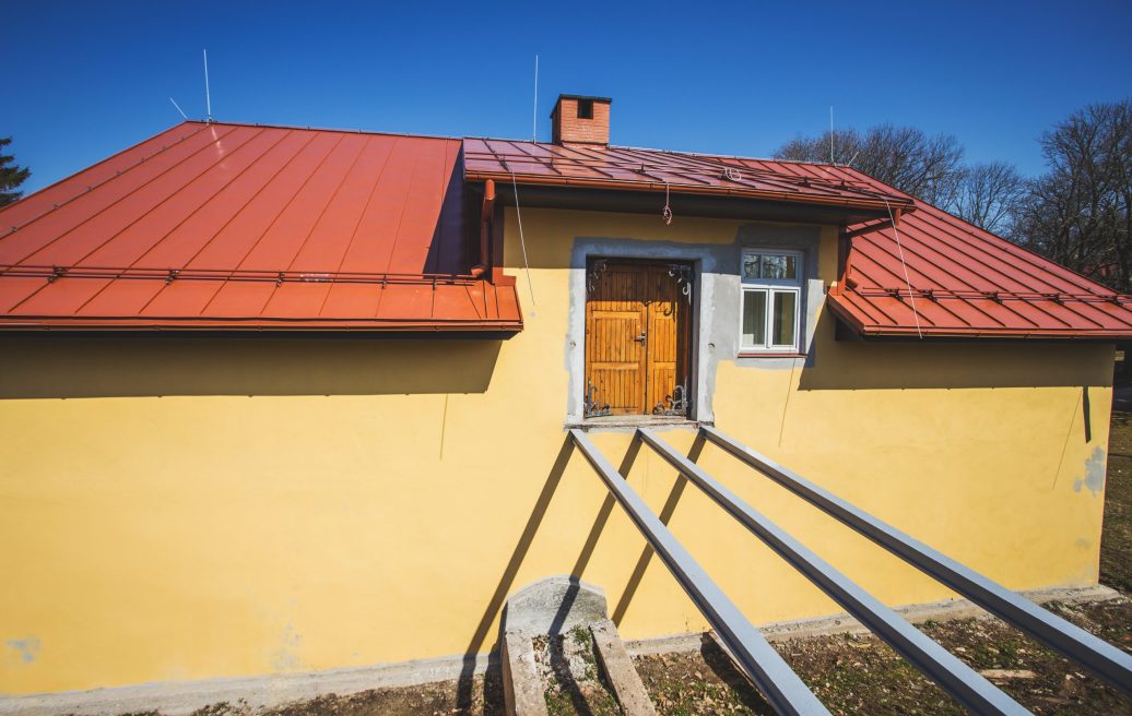 Vērgales manor complex with a small door without stairs