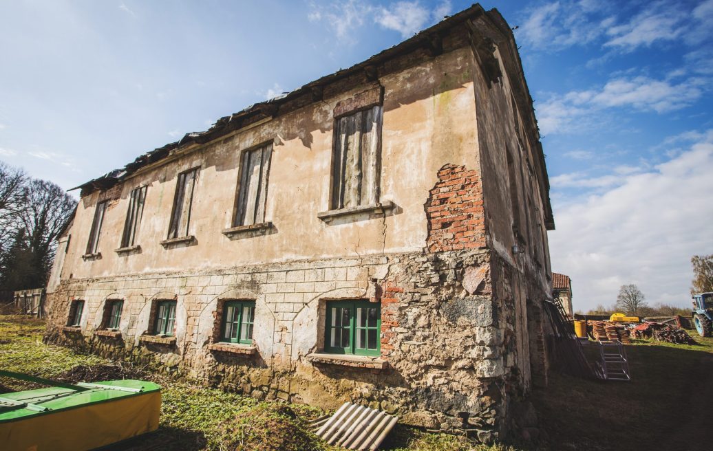 Firksu-Pedvāles muižas ēka pirms restaurācijas ar daļēji nogruvušu sienas apdari