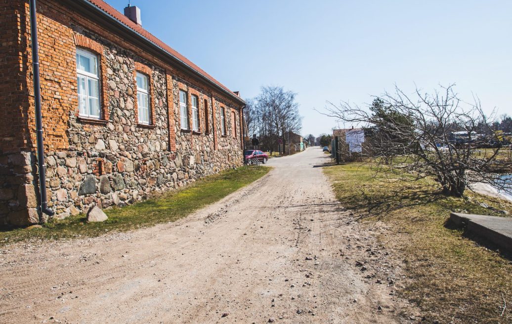 Pāvilostas pretplūdu aizsargbūves – promenādes apkārtne siltā vasaras dienā