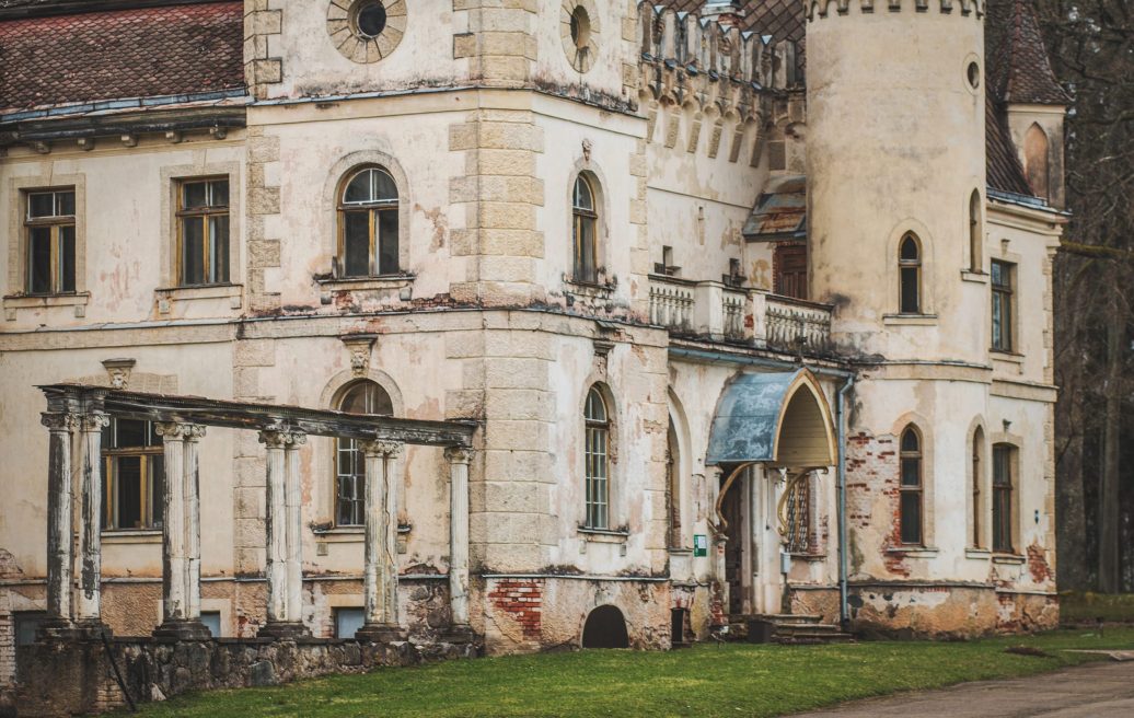 Close-up of Stamerien Castle before restoration