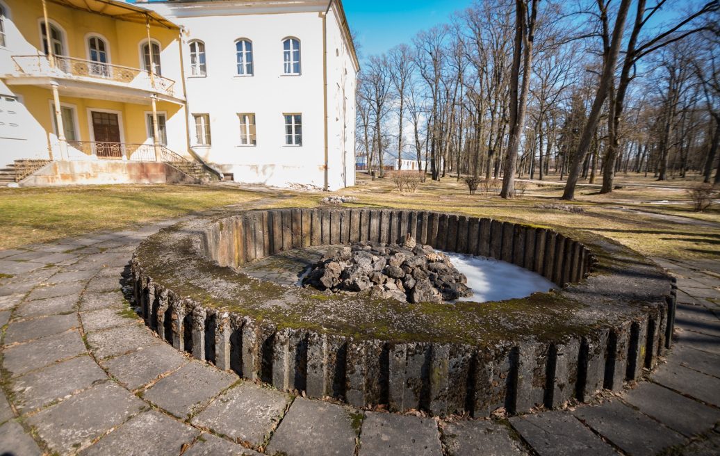 Krustpils Palace fountain before reconstruction