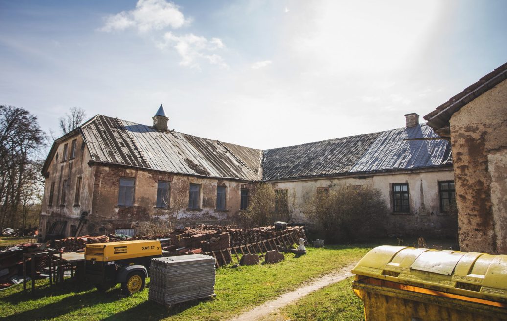 The courtyard of the Firks-Pedvāle manor with the building before the restoration