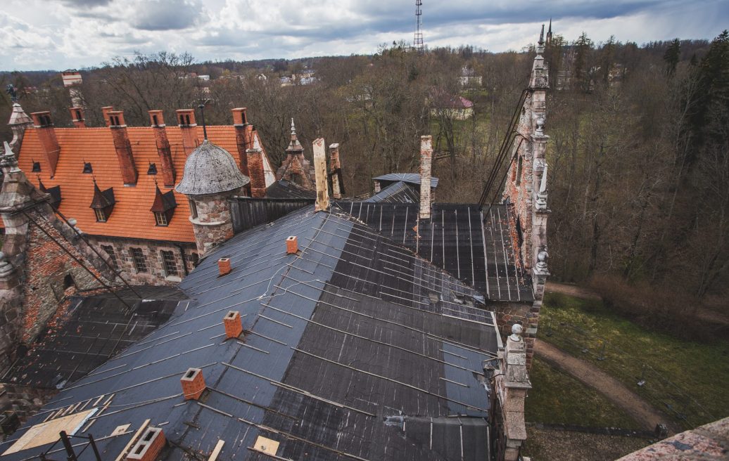 The roof of Cesvaine Castle during reconstruction