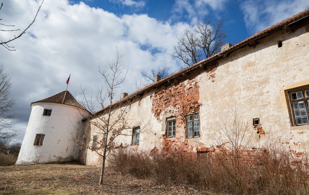 The collapsed part of the Alsunga Castle wall