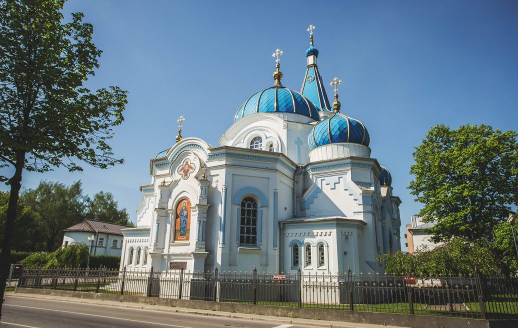 Jelgavas Sv. Simeona un Sv. Annas pareizticīgo katedrāle no ārpuses ar zilām debesīm fonā