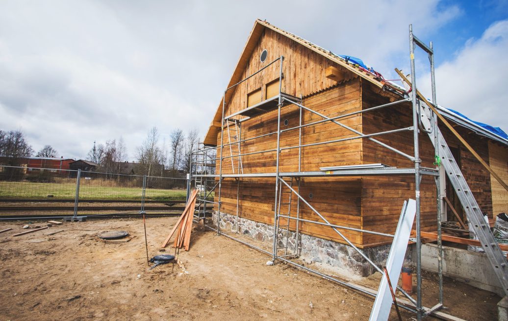 Alūksnes Bānīša stacijai piebūvētas stalažas uzlabojumu darbiem