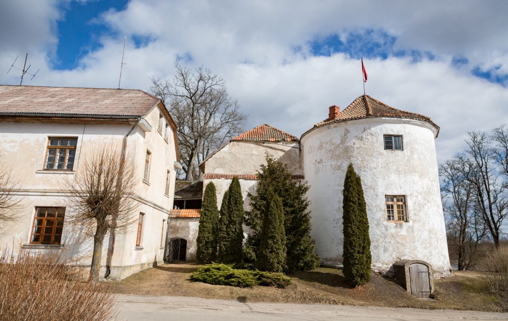 Alsungas pils torņa ēka