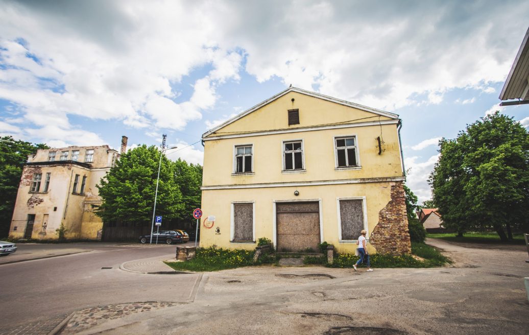 Kuldīgas mākslas un izglītības koprades telpas “Adatu fabrika” eka no ielas skata