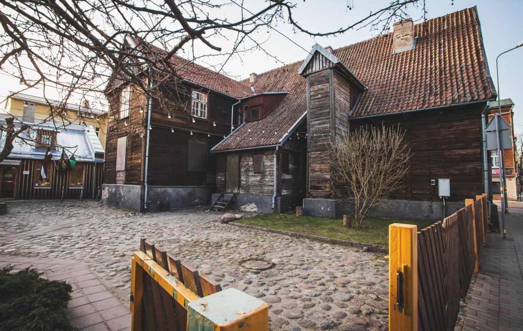 The guest house of Mrs. Hojers before the restoration from the street view, the entrance gate is also visible