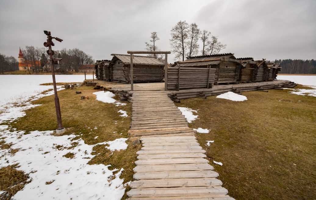 Āraišu ezerpils Arheoloģiskais parks ar sniegotām kupenām
