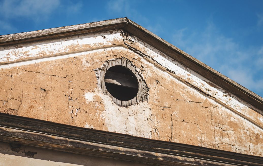 The round window of the roof of the Firks-Pedvāle manor before the restoration of the building