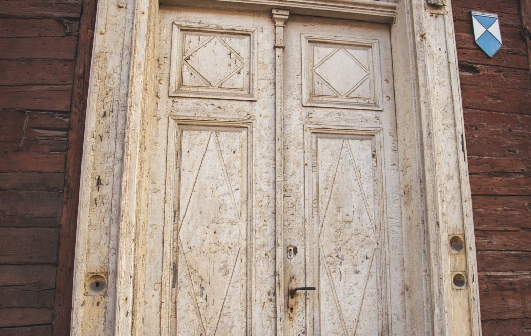 The door of Mrs. Hoyer's guest house before the restoration