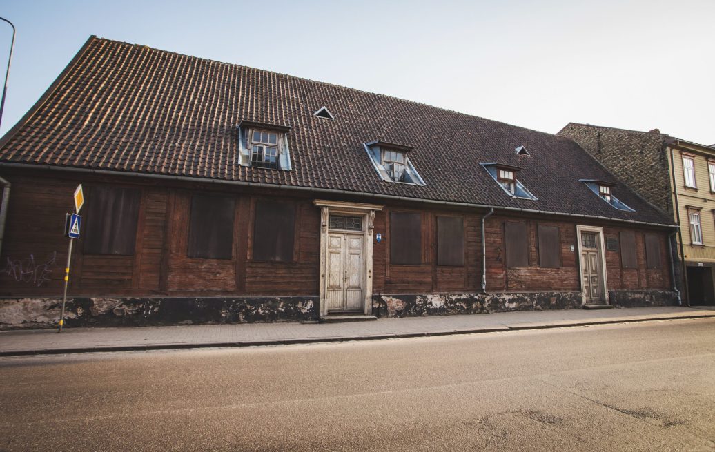 Mrs. Hoyer's guest house before restoration from the street view