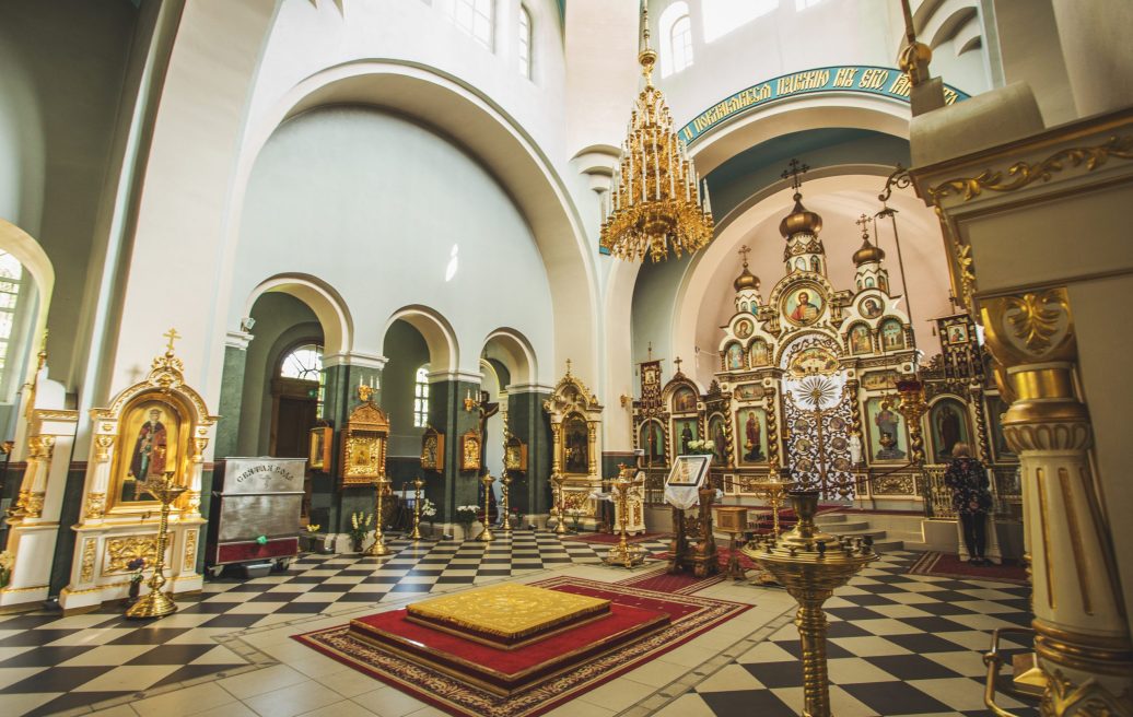 Jelgavas Sv. Simeona un Sv. Annas pareizticīgo katedrāles iekšienē, kur dominē sarkanie, zelta un zaļie toņi