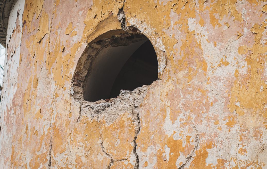 The window of the building of the mausoleum of the Vietinghoff Family before the reconstruction