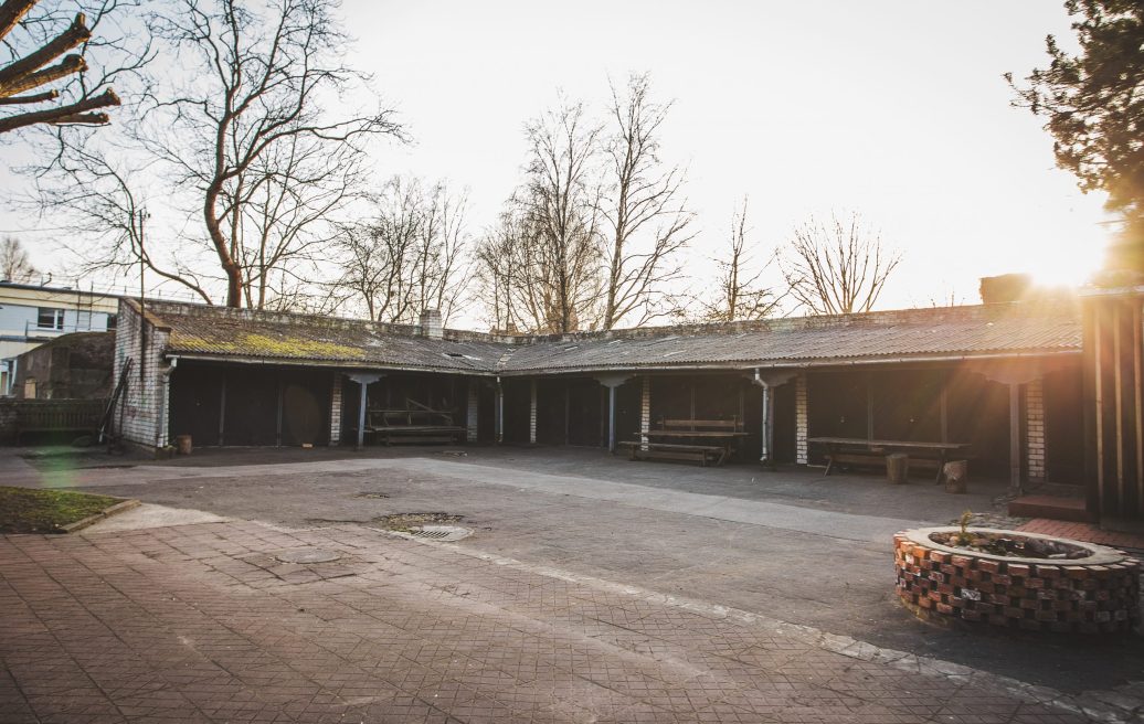 The courtyard of Mrs. Hoyer's guest house with a view of the outdoor dining tables and chairs