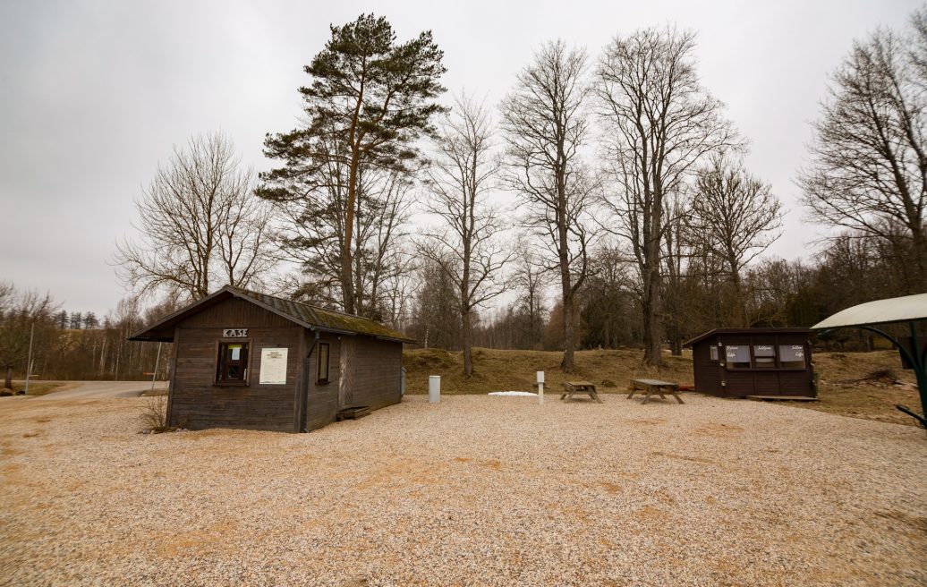 Āraišu ezerpils Arheoloģiskā parka kase, pusdienu vieta, stāvvieta
