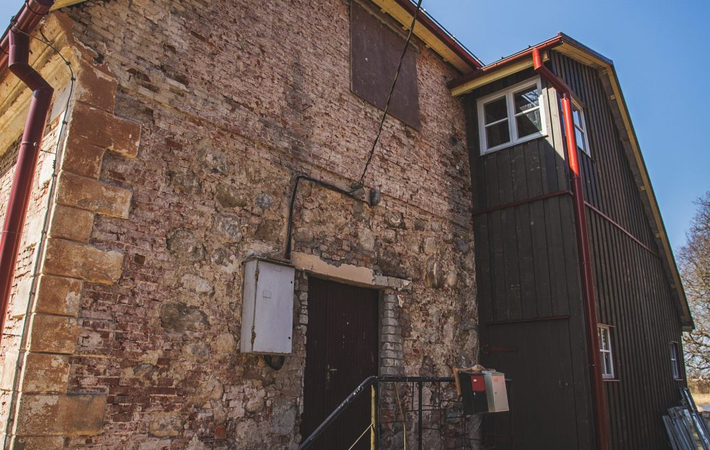 The side entrance of the Vērgale manor complex