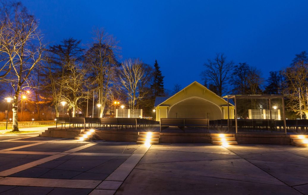 Melluži stage under night lighting