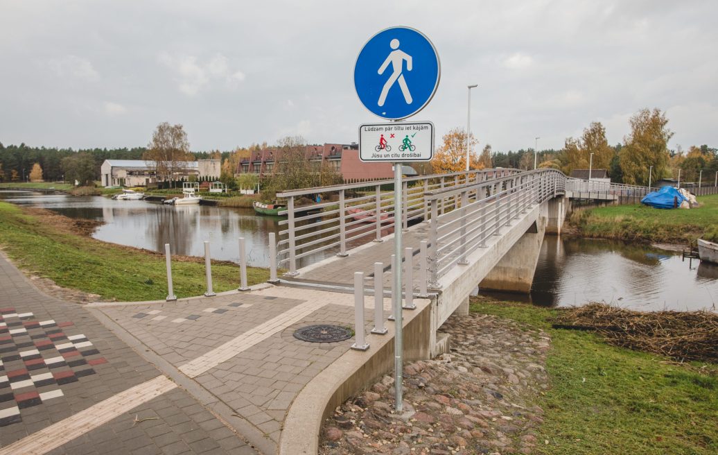 The pedestrian bridge of the village of Carnikavas, which leads over the Gauja