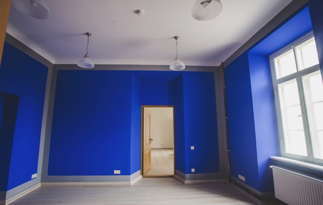 Firksu-Pedvāles muižas telpa ar spilgti zilām sienām