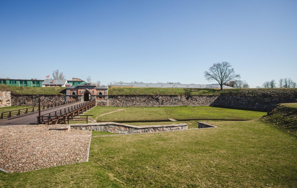 Daugavpils cietokšņa Inženierarsenāls un bastiona eskarpa siena vasaras ainavā