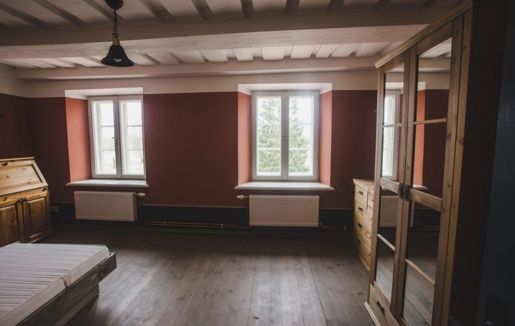 Fircks-Pedvāle Manor House room with wardrobe, windows and bed