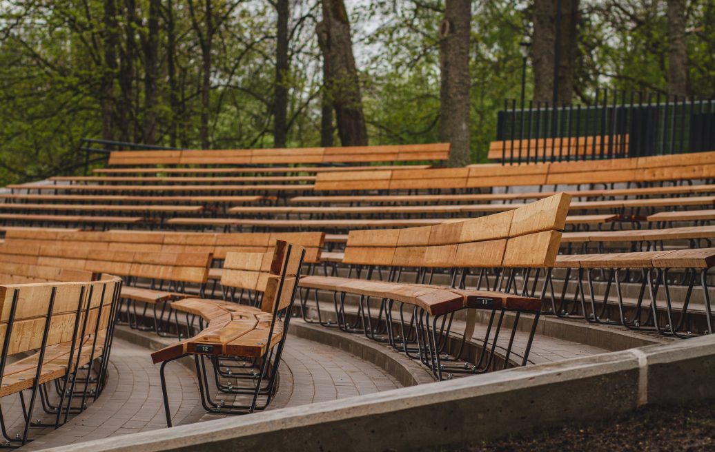 Saulkrasti Neibade park stage benches