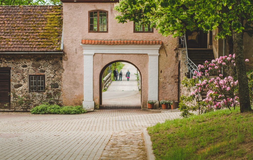 The Šlokenbeka Manor Ensemble arch