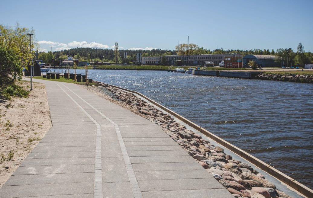 The shore of the Pāvilosta anti-flood promenade with a pedestrian path